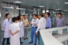 安装实验室家具的全木实验台